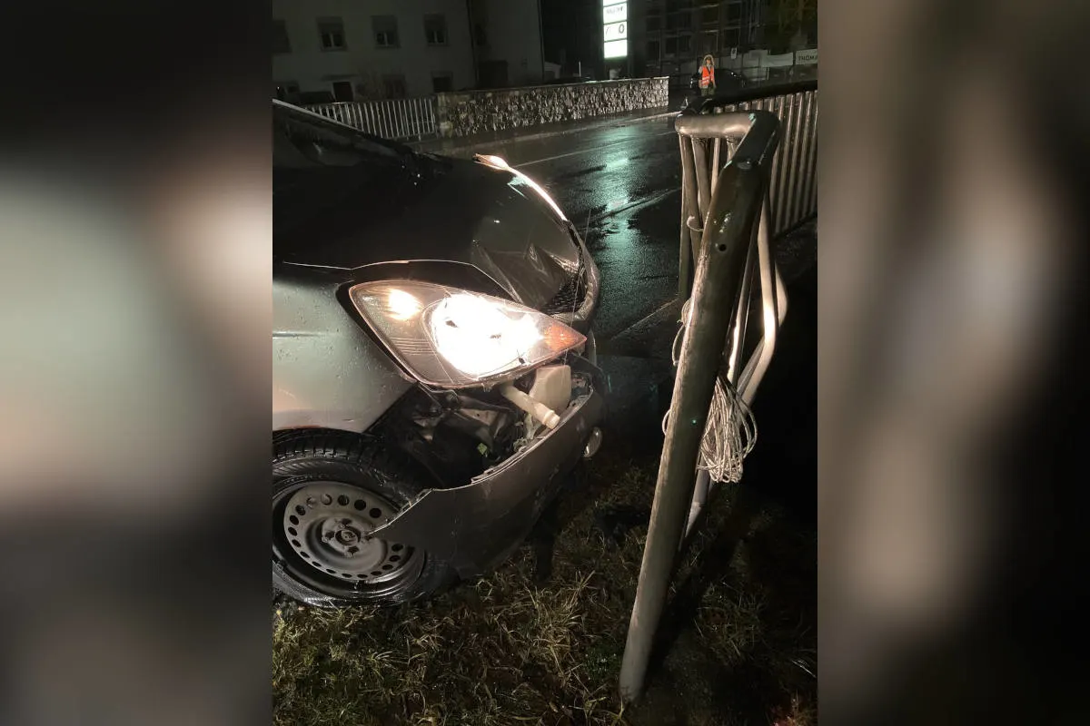 Oberurnen GL: Fahrzeuglenker verliert Kontrolle und prallt gegen Brückengeländer