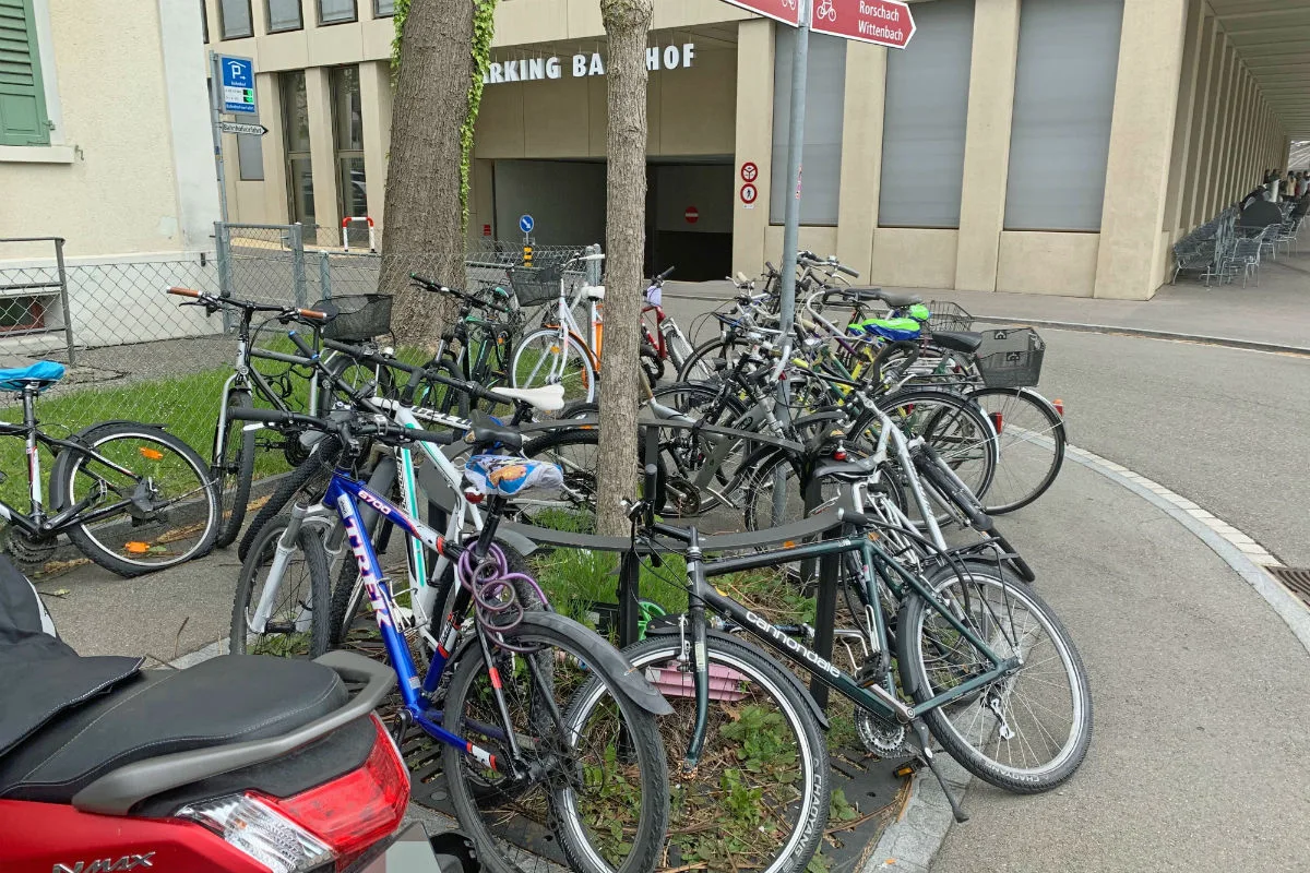 St. Gallen SG - Bis zu 50 Velos versperren Trottoir