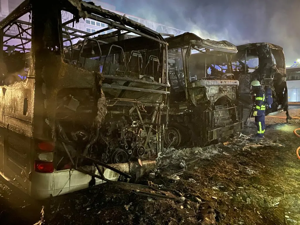 Erkrath – LKW und zwei Busse brennen auf Firmenparkplatz – Brandausbreitung auf Gewerbehalle konnte verhindert werden