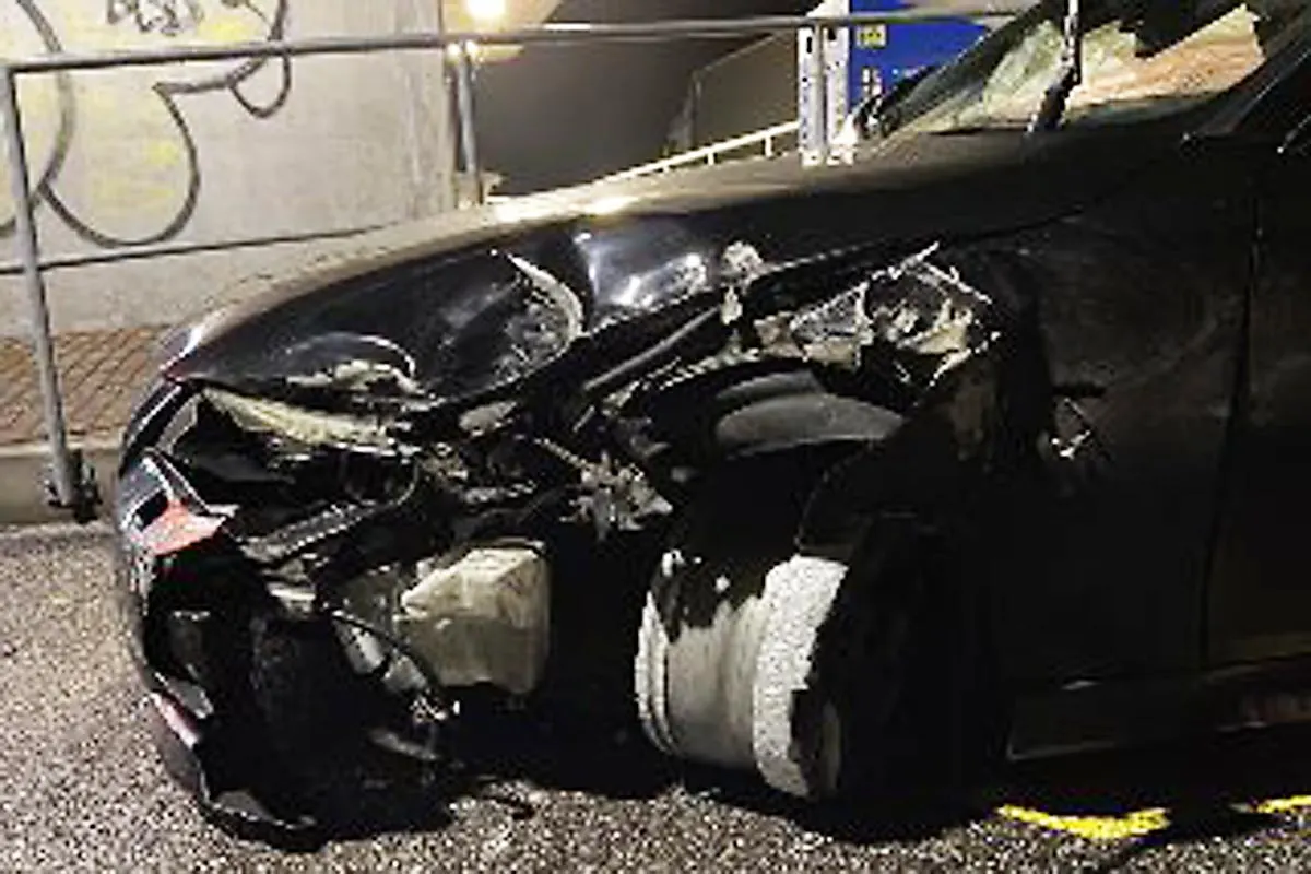 Unfall mit Schwerverletztem in Mumpf AG - Autofahrer flüchtet nach Kollision und verursacht heftigen Selbstunfall