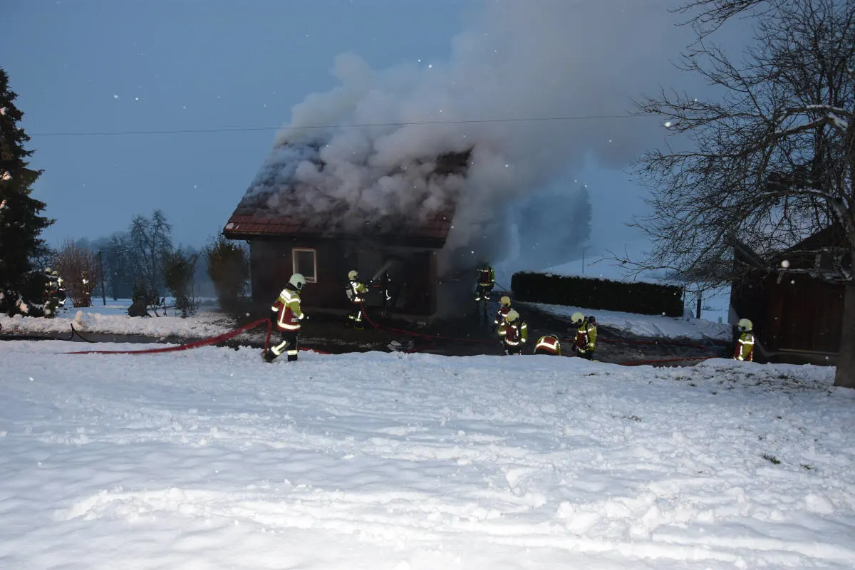 Brand Oberhelfenschwil SG – Feuer in freistehender Garage ausgebrochen