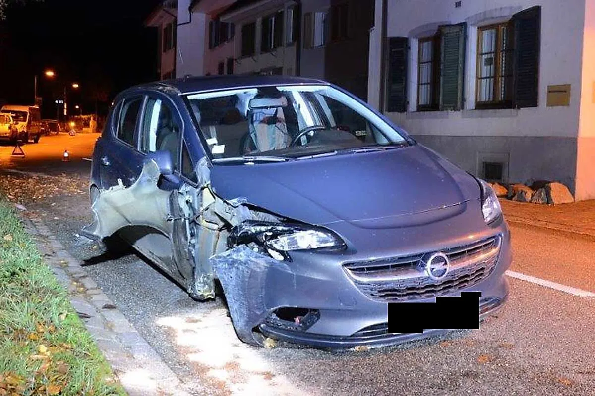 Unfall wegen Katze in Ziefen BL - Personenwagen kollidiert mit einem Baum