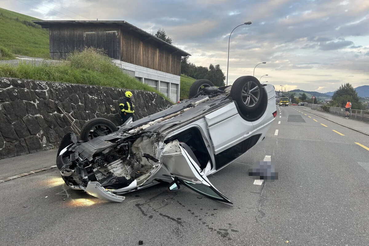 Küssnacht SZ – Auto überschlägt sich bei Unfall