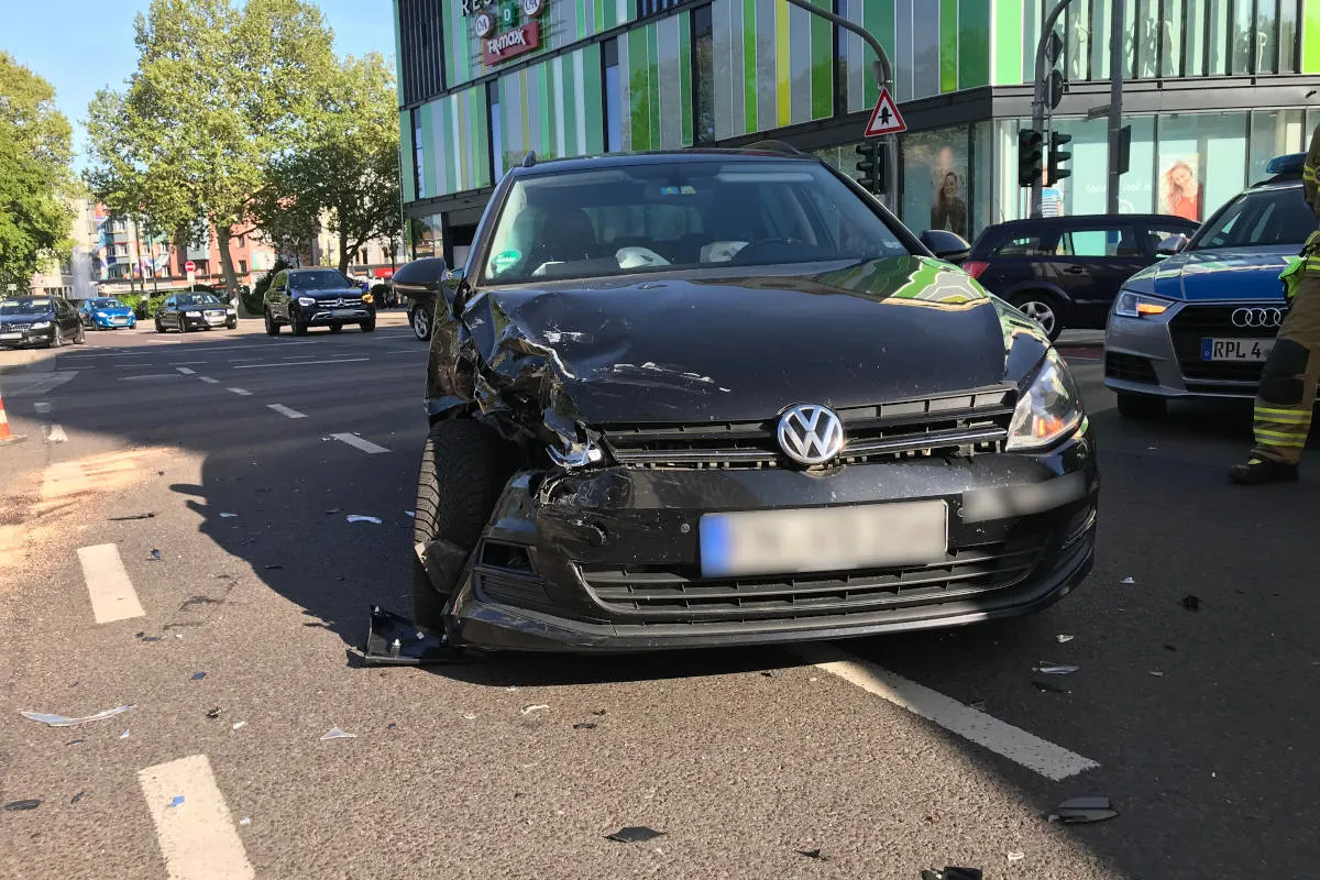 Kaiserslautern – Alkoholisierter Fahrer verursacht drei Unfälle in Folge