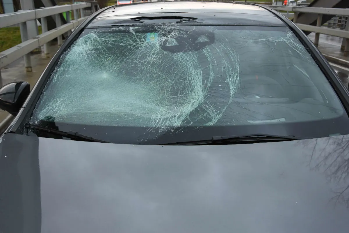 Uznach SG - Velofahrer prallt in Auto und wird auf Gegenfahrbahn geschleudert