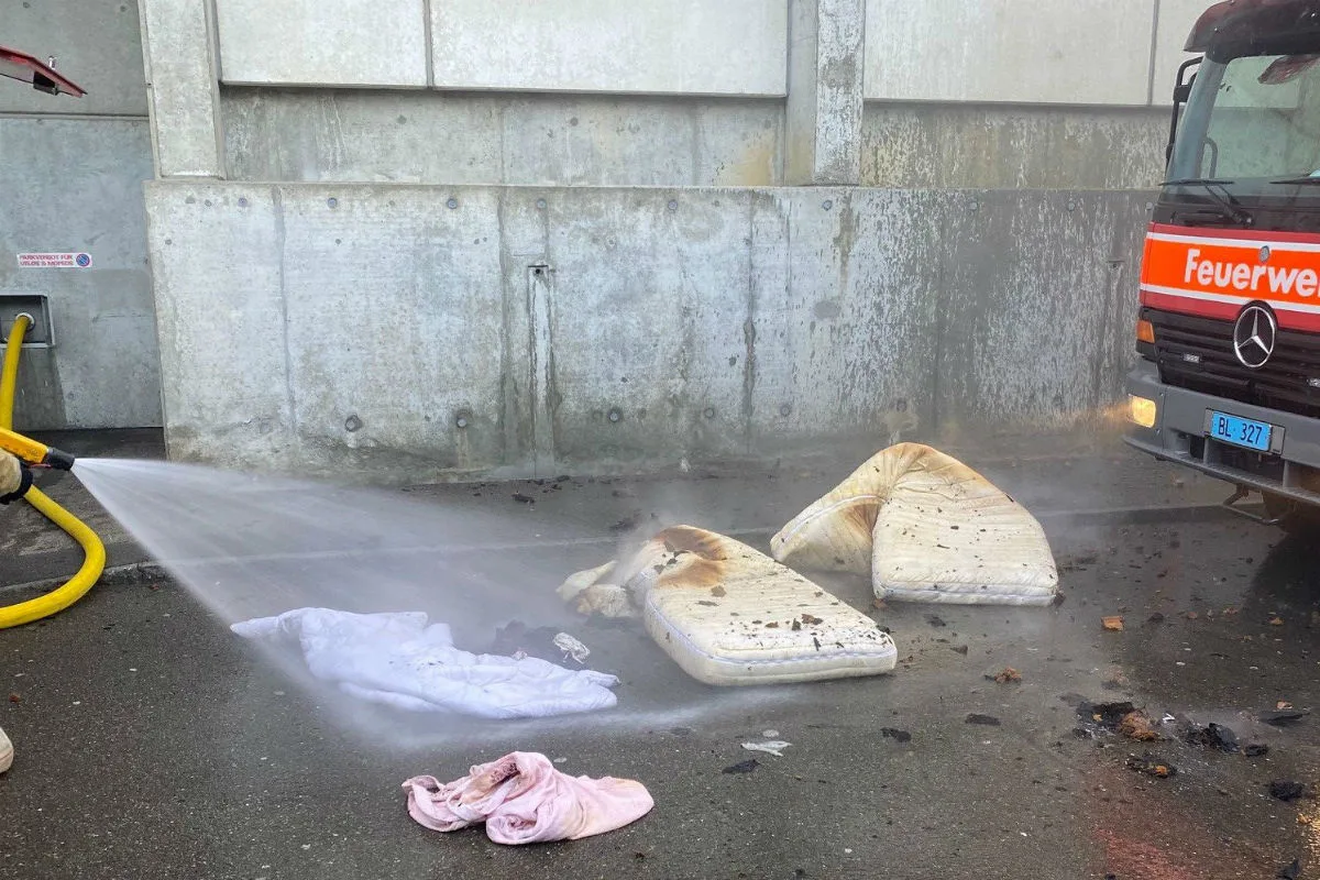 Kaiseraugst AG -  Wegen Matratzenbrand drei verletzte Personen