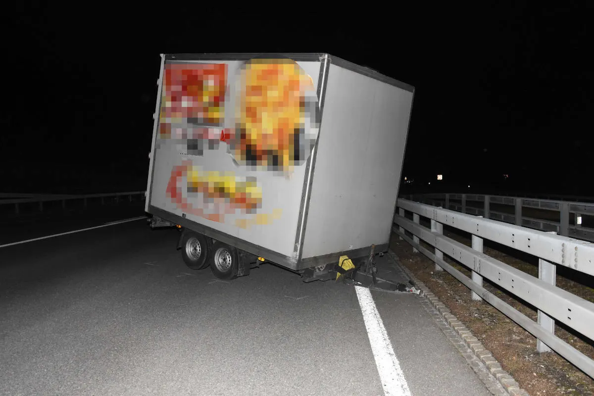 A53 Uznach SG – Reisecar verliert Anhänger