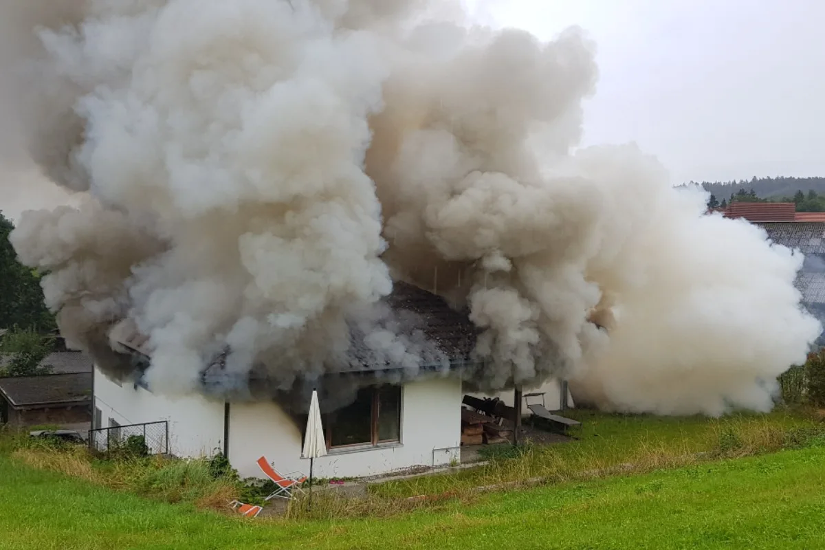 Baldingen AG - Feuer verwüstet Einfamilienhaus