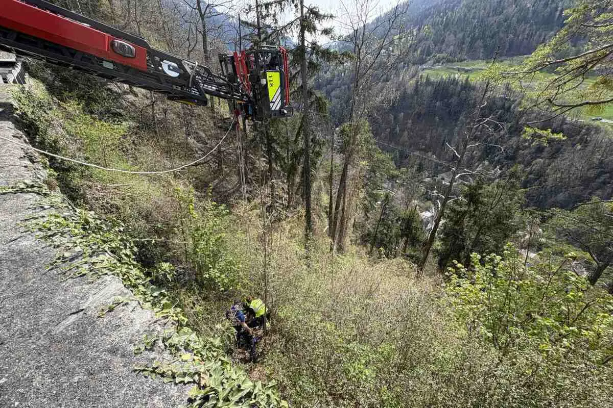 Chur GR – Motorradfahrer fliegt bei Unfall mehrere Meter über eine Böschung