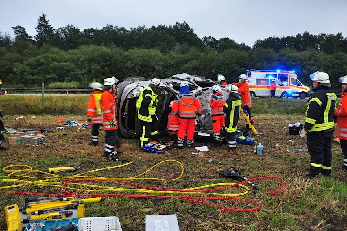 Schwerer Verkehrsunfall - Familie überschlägt sich mit Klein-Bus