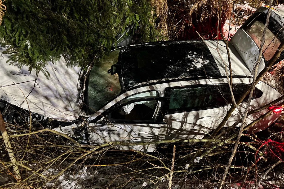 Gummersbach NW – BMW verunfallt auf schneeglatter Straße