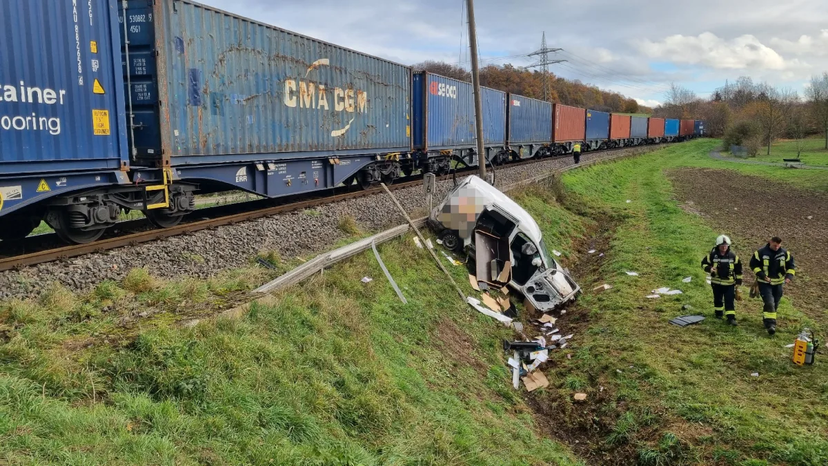 Lenglern – Güterzug erfasst Pkw beim Überqueren des Bahnübergangs