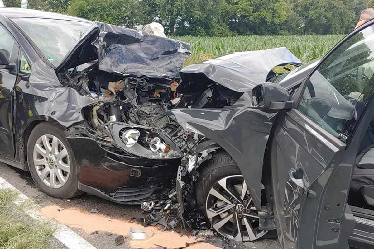 Drama in Brande-Hörnerkirchen - Zwei Tote bei heftigem Frontalcrash