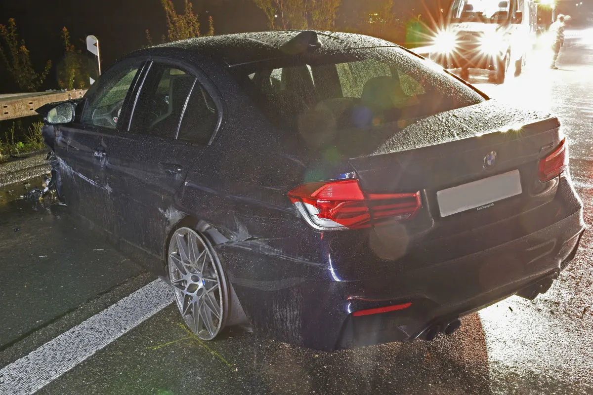 Buchrain A14 LU - BMW-Heck bricht beim Beschleunigen aus 
