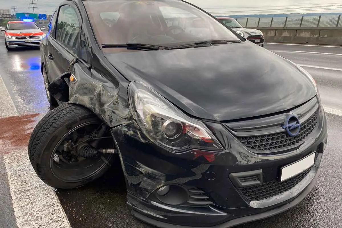 Cham ZG - Ohne Führerschein Unfall verursacht