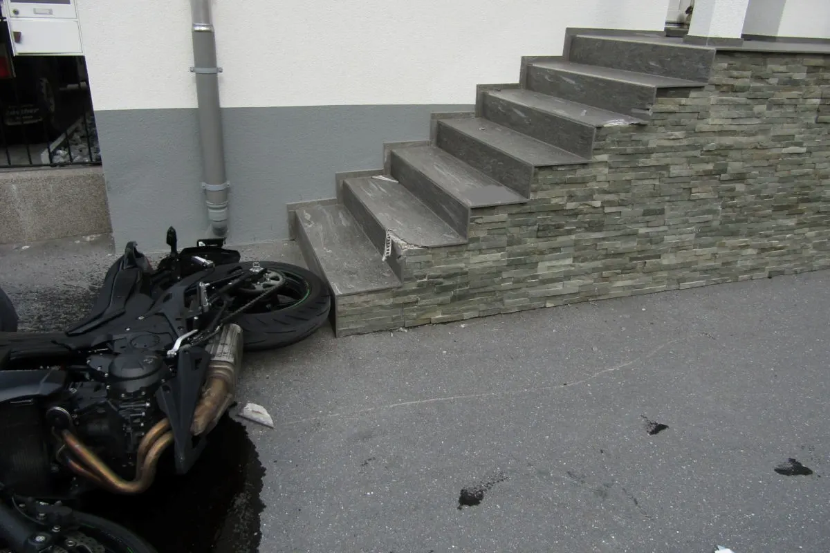 Oberurnen GL - Mit Motorrad in Aussentreppe gekracht