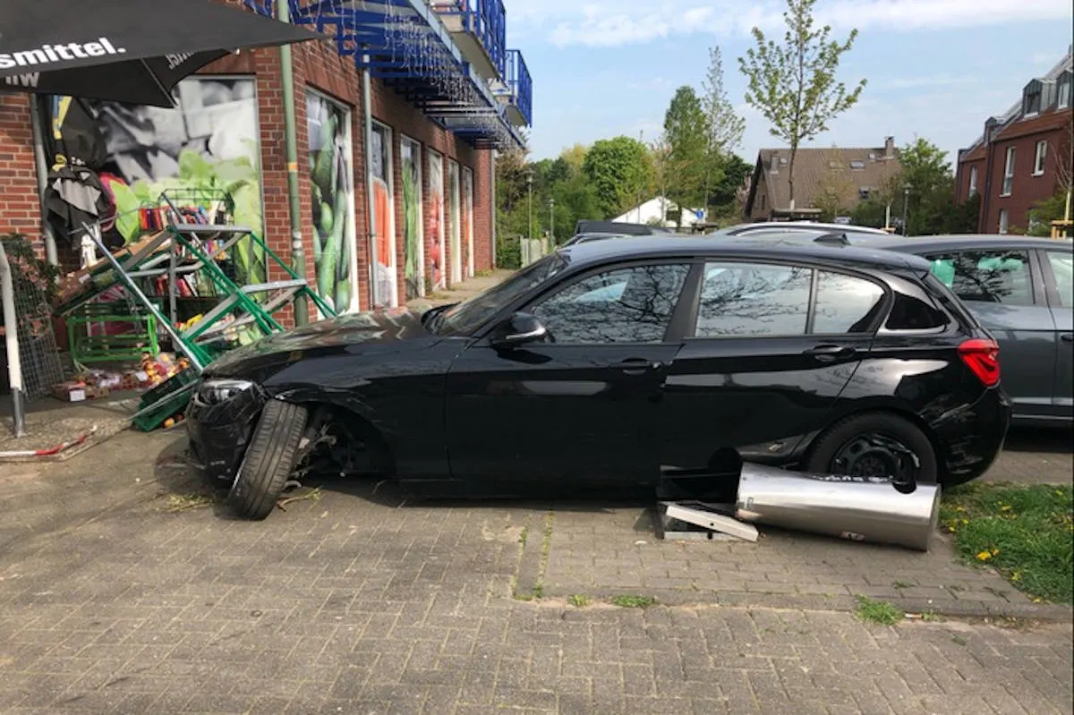 Meerbusch – PKW fährt in Auslage eines Lebensmittelmarktes