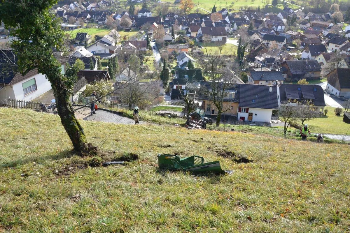 Ziefen BL - Traktor überschlägt sich - eine Person verletzt