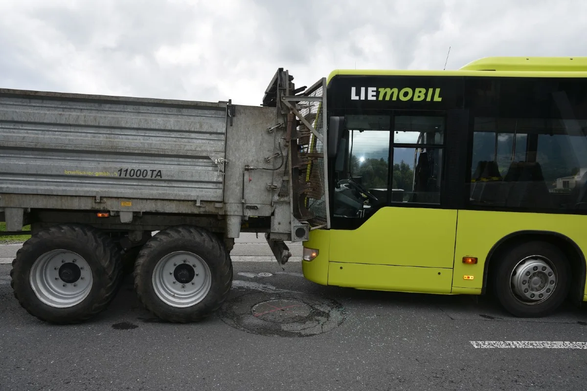 Schellenberg FL - Kollision zwischen Landwirtschaftsanhänger und Linienbus