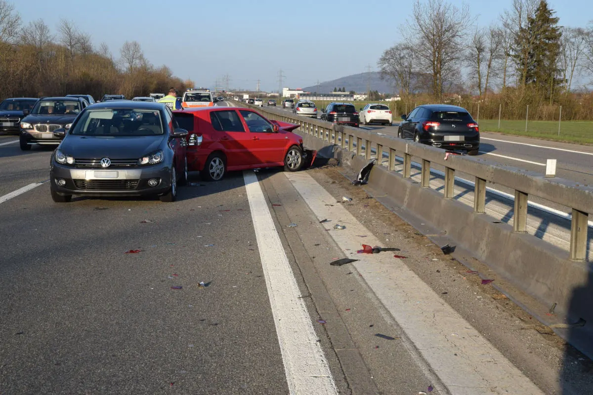 A1 Oberbuchsiten / Kestenholz SO - Zwei Auffahrkollisionen mit mehreren beteiligten Autos