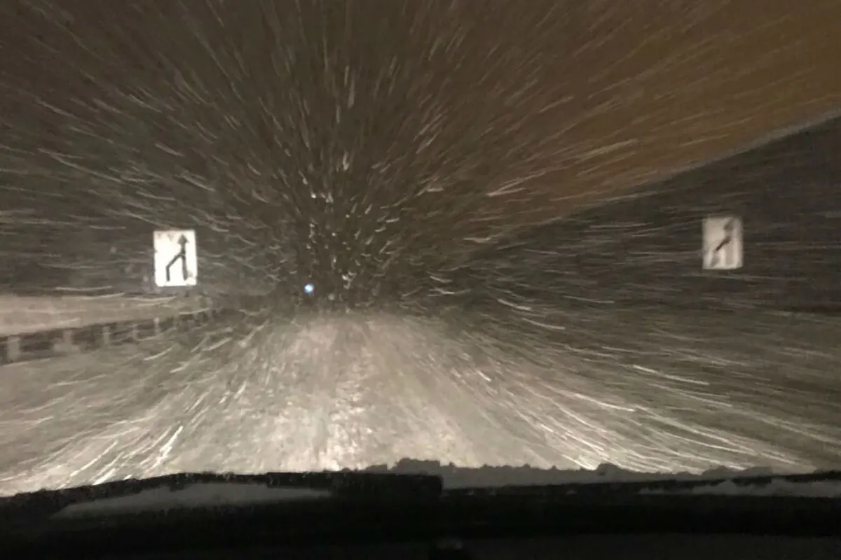 Schneefälle bis in tiefe Lagen können für grosse Verkehrsprobleme sorgen!