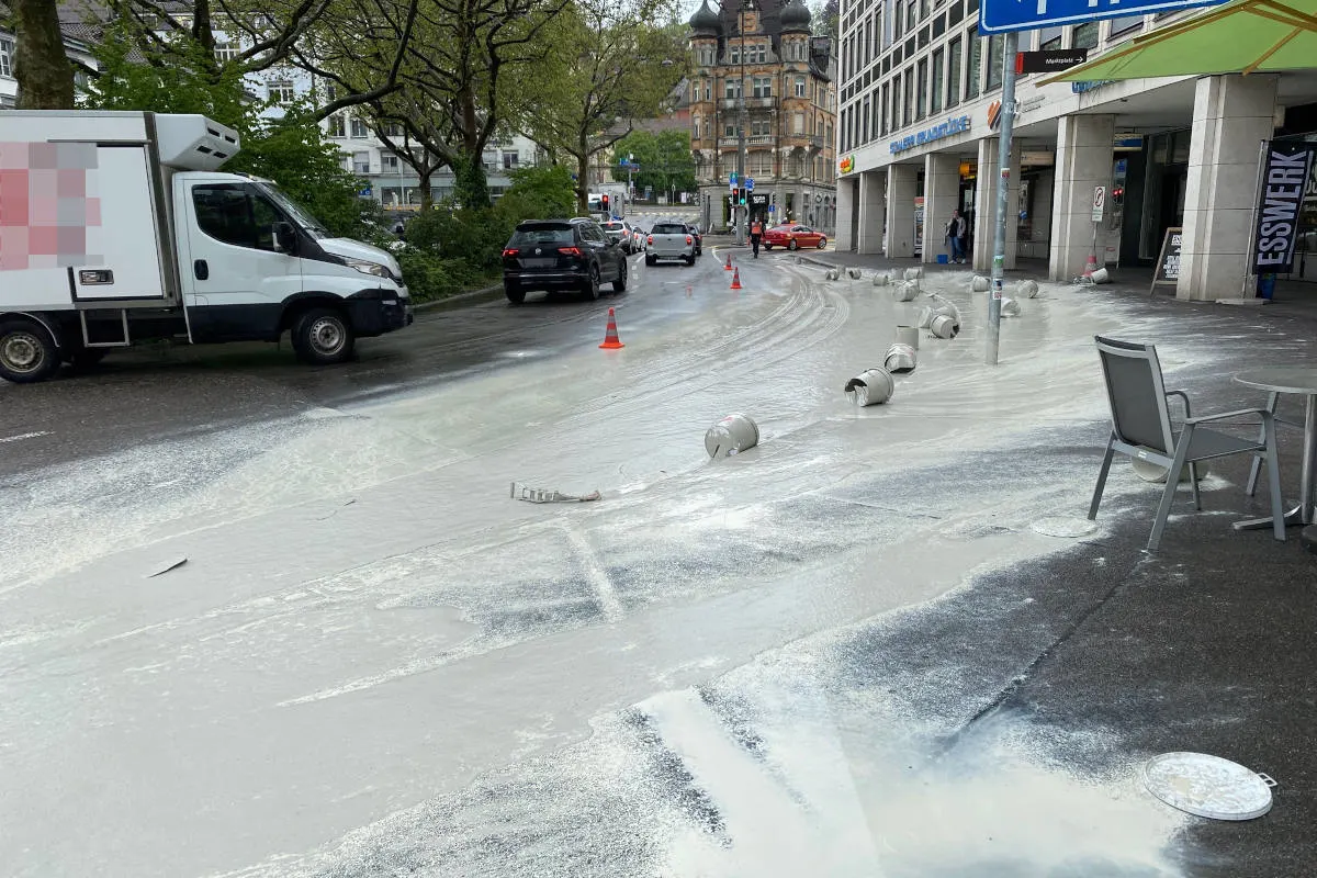 Stadt St.Gallen – Lieferwagen verliert 21 Farbkübel