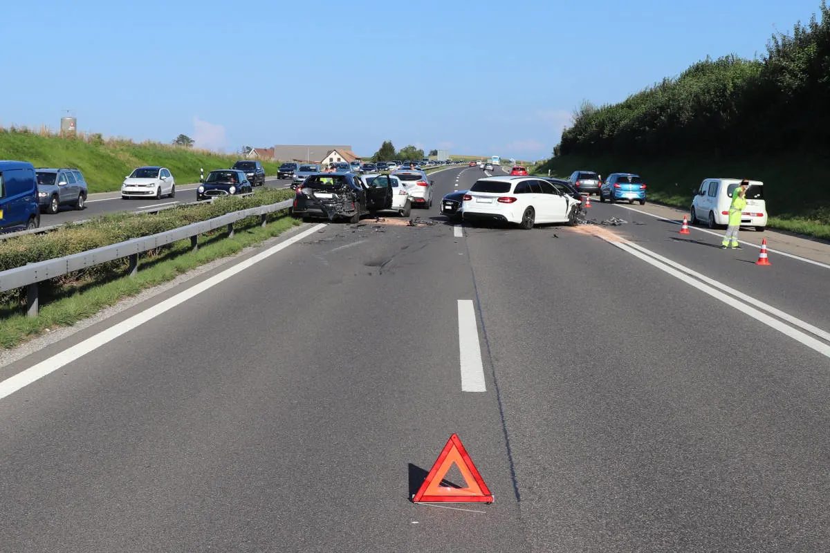A3 Wädenswil ZH - Sechs Fahrzeuge in Auffahrkollision verwickelt