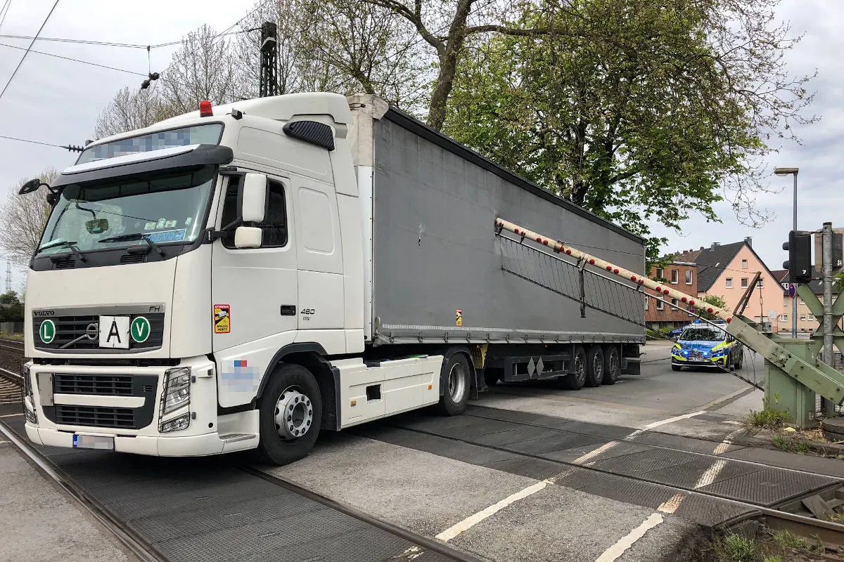Herne – Lastwagen verkeilt sich mit Bahnschranke