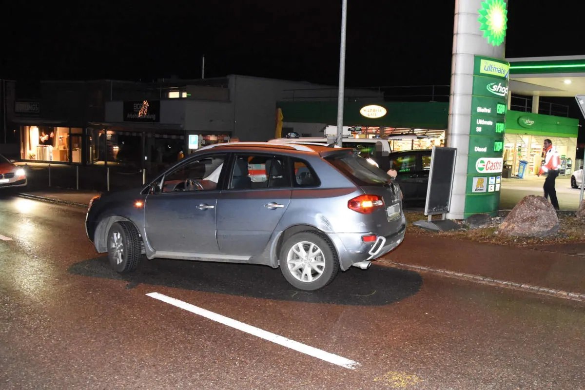 Schwarzenbach SG - Alkoholisiert einen Mann angefahren und ein Auto gerammt