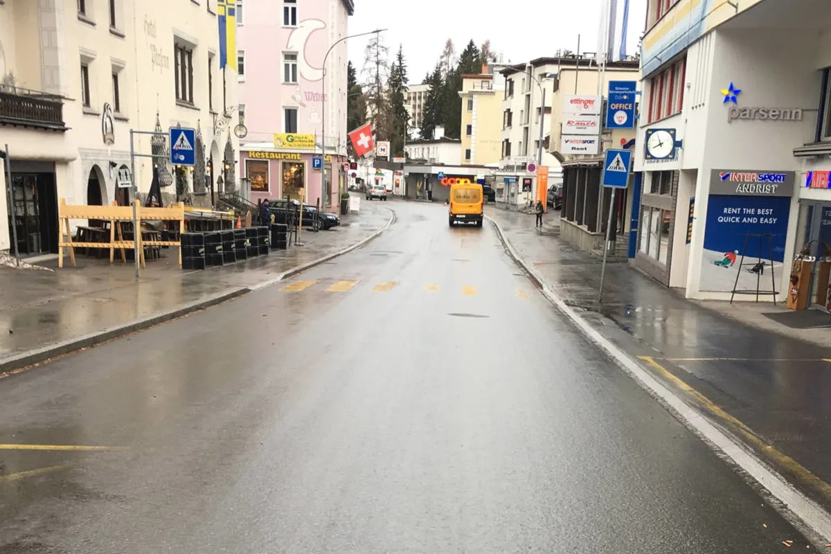 Davos GR - Frau mit Kind beinahe angefahren