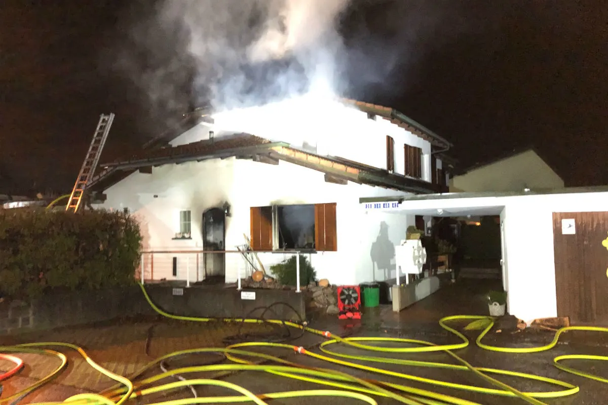 Zufikon AG - Bewohnerin (97) nach Hausbrand tot geborgen
