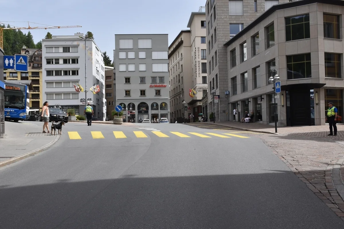 St. Moritz GR - 11-jähriger Trottinettfahrer von Auto erfasst