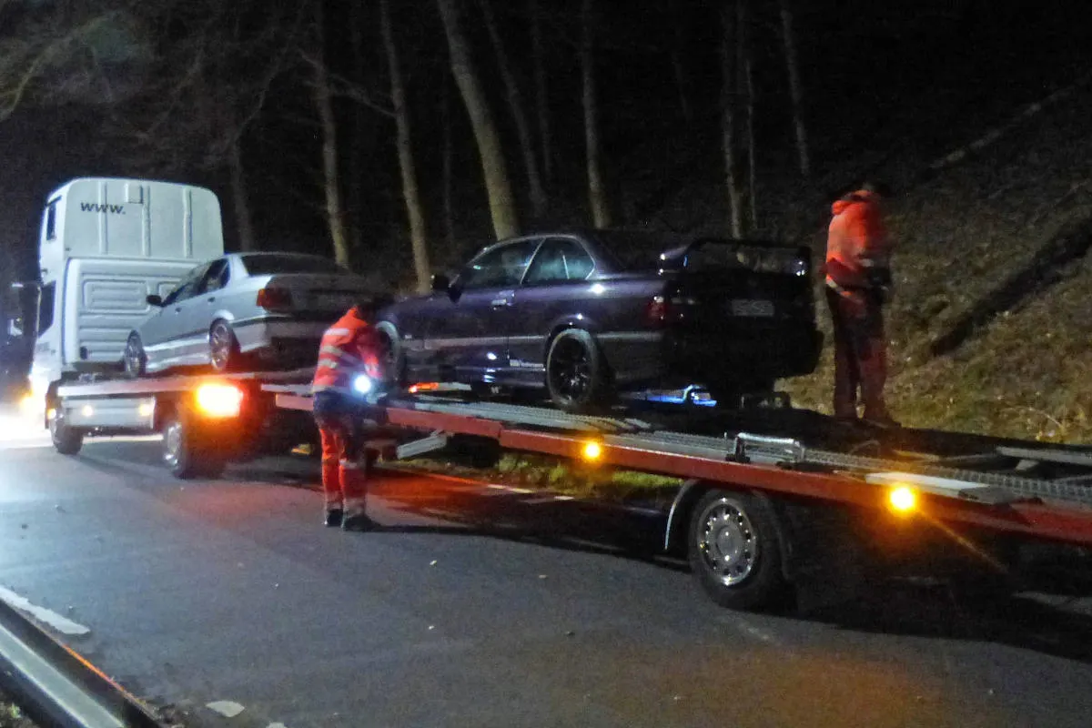 Hückeswagen – Autos und Führerscheine nach Straßenrennen beschlagnahmt