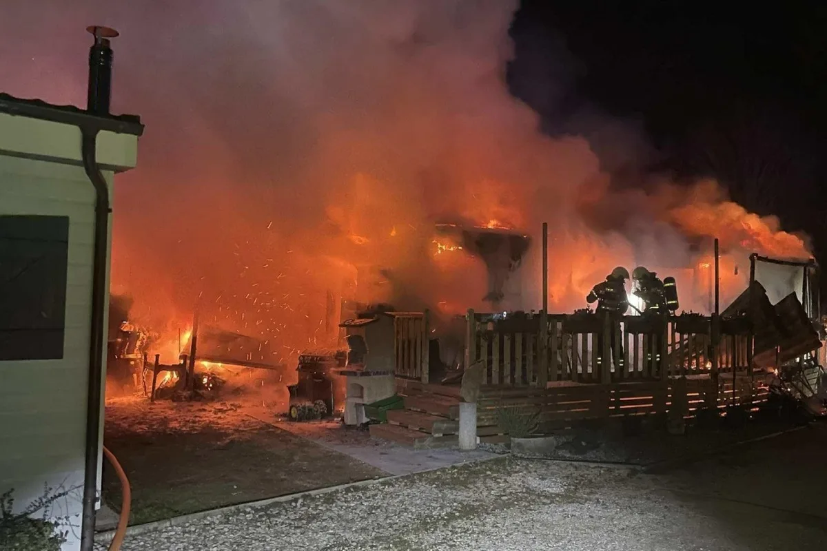 Estavayer-le-Lac FR – Bungalow in Brand geraten 