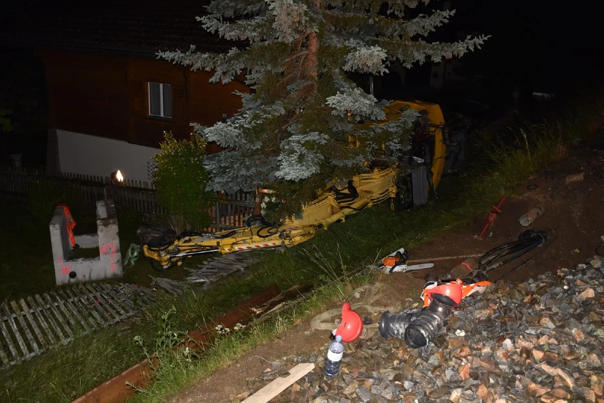 Disentis GR - Baggerfahrer nach Unfall aus misslicher Lage befreit