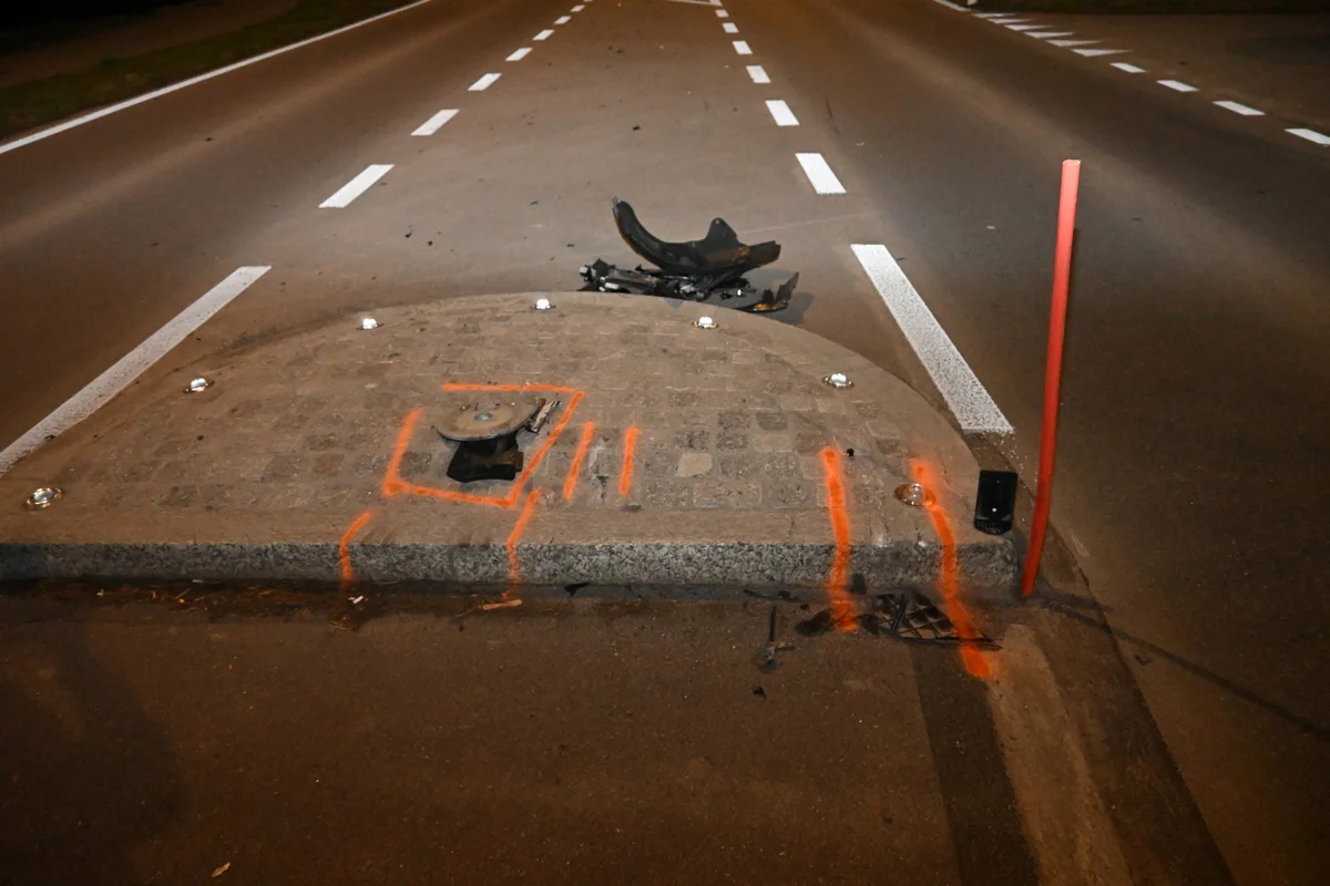 Eschen FL - Mit einem Inselschutzpfosten kollidiert