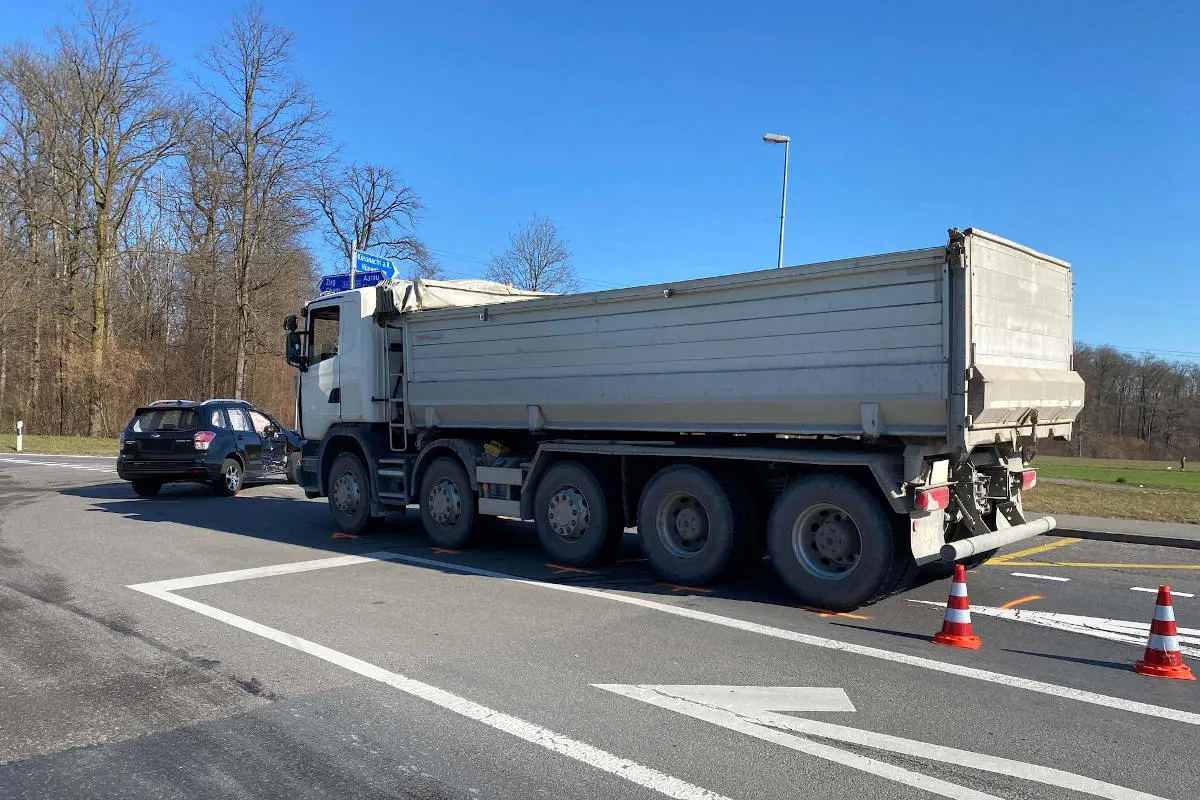 Hünenberg ZG – Kollision zwischen Lastwagen und Auto