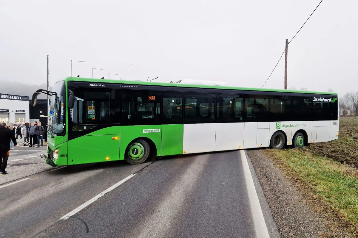 Heiligenkreuz am Waasen – Linienbus steckt nach Unfall in Böschung fest