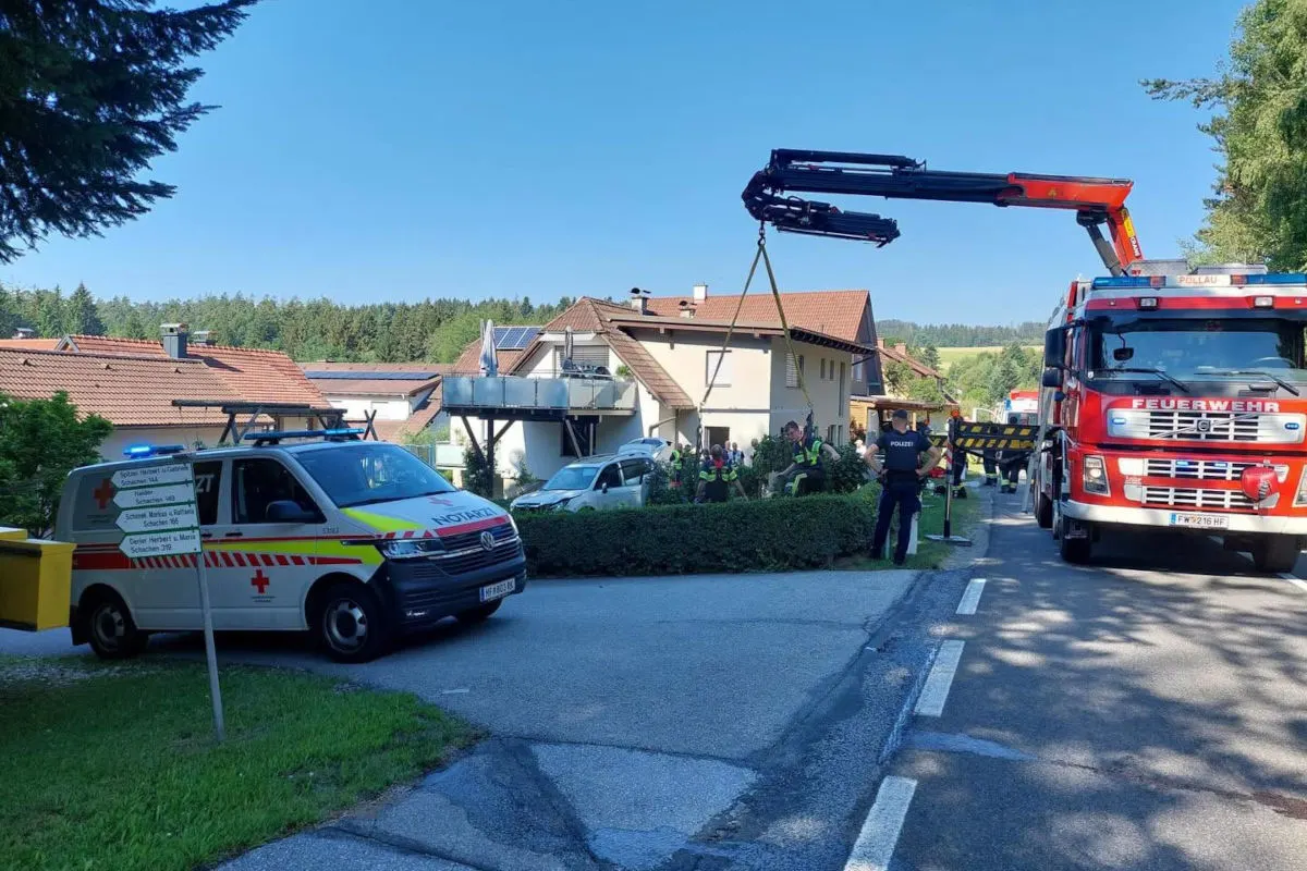 Der Pkw kam im Garten eines Einfamilienhauses zum Stillstand.