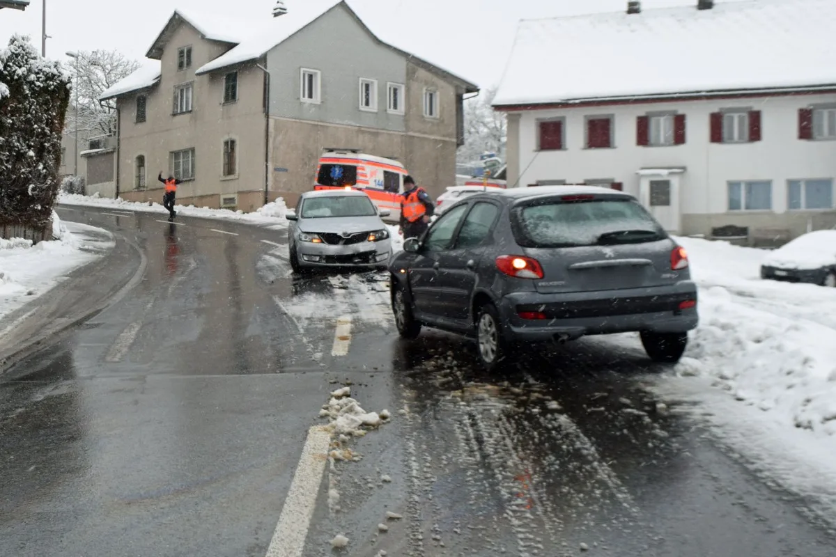 13'000 Franken Sachschaden in Hitzkirch LU - Kollision zwischen zwei Autos – drei Personen leicht verletzt