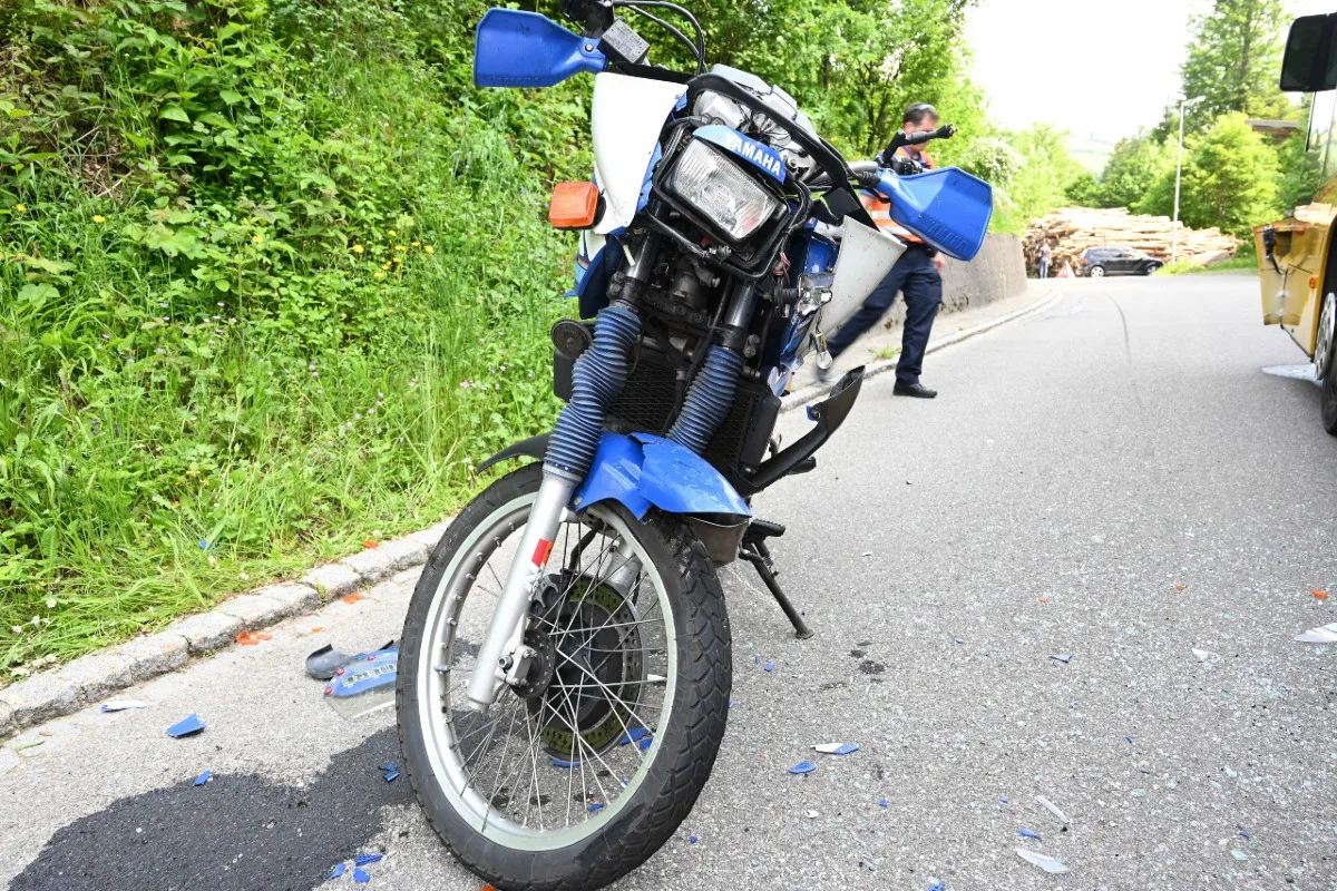 Unfall gestern in St. Peterzell SG - Frontalkollision mit Postauto