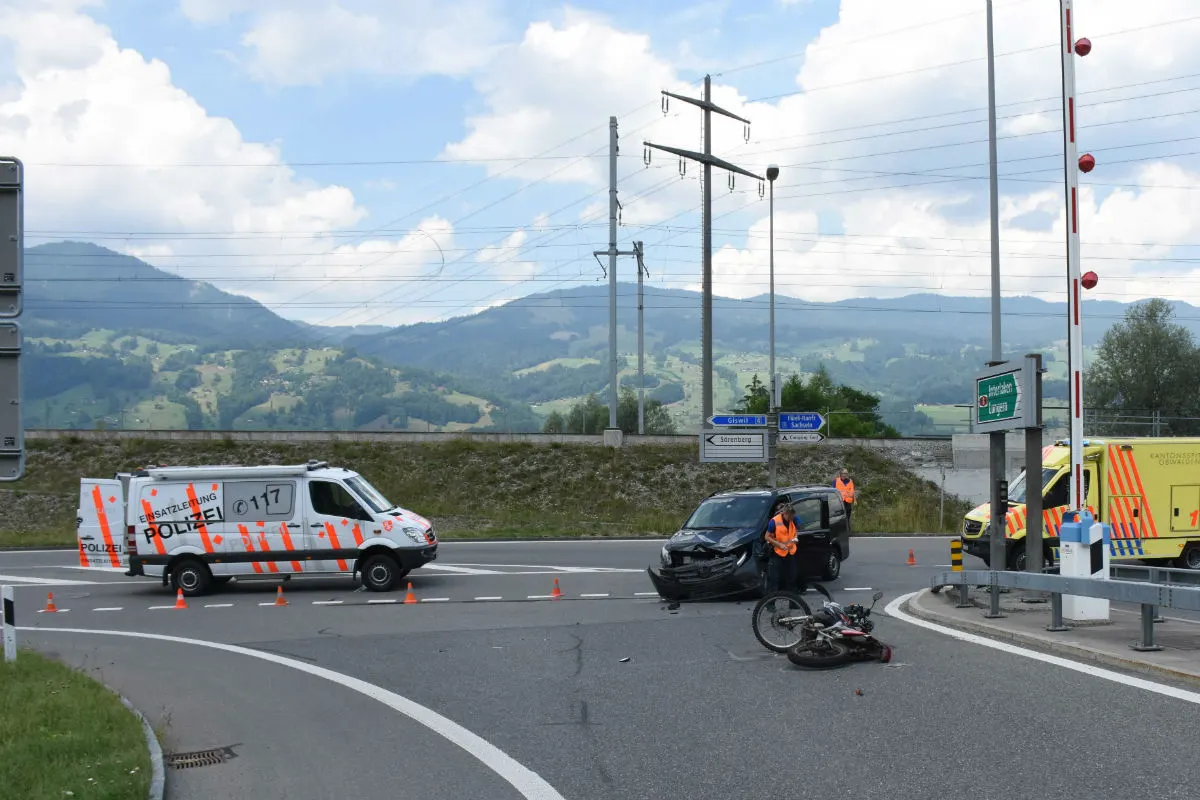 Giswil OW - Frontalkollision zwischen Motorrad und Personenwagen