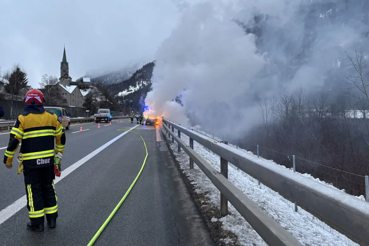A13 Domat/Ems GR – Auto geht in Flammen auf