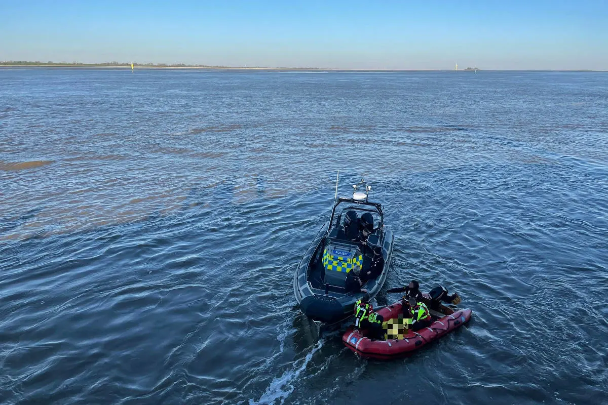 Bremerhaven – Feuerwehr rettet Person aus der Weser