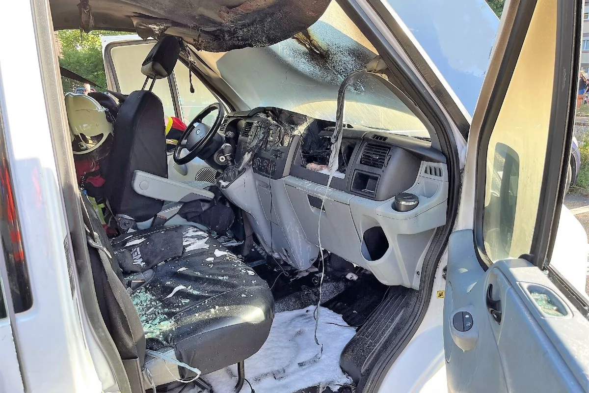 Vollbrand in Schaffhausen -  Lieferwagen komplett zerstört