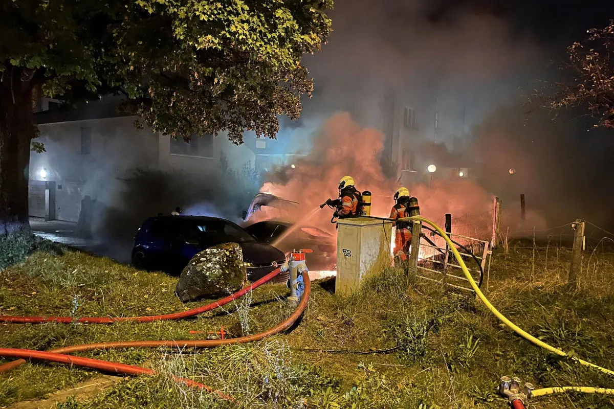 Fällanden ZH – Autobrand fordert hohen Sachschaden