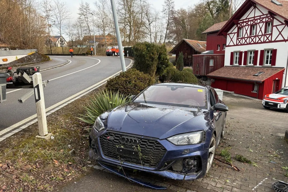 Bassersdorf ZH – 450-PS-Auto nach Überholmanöver verunfallt 