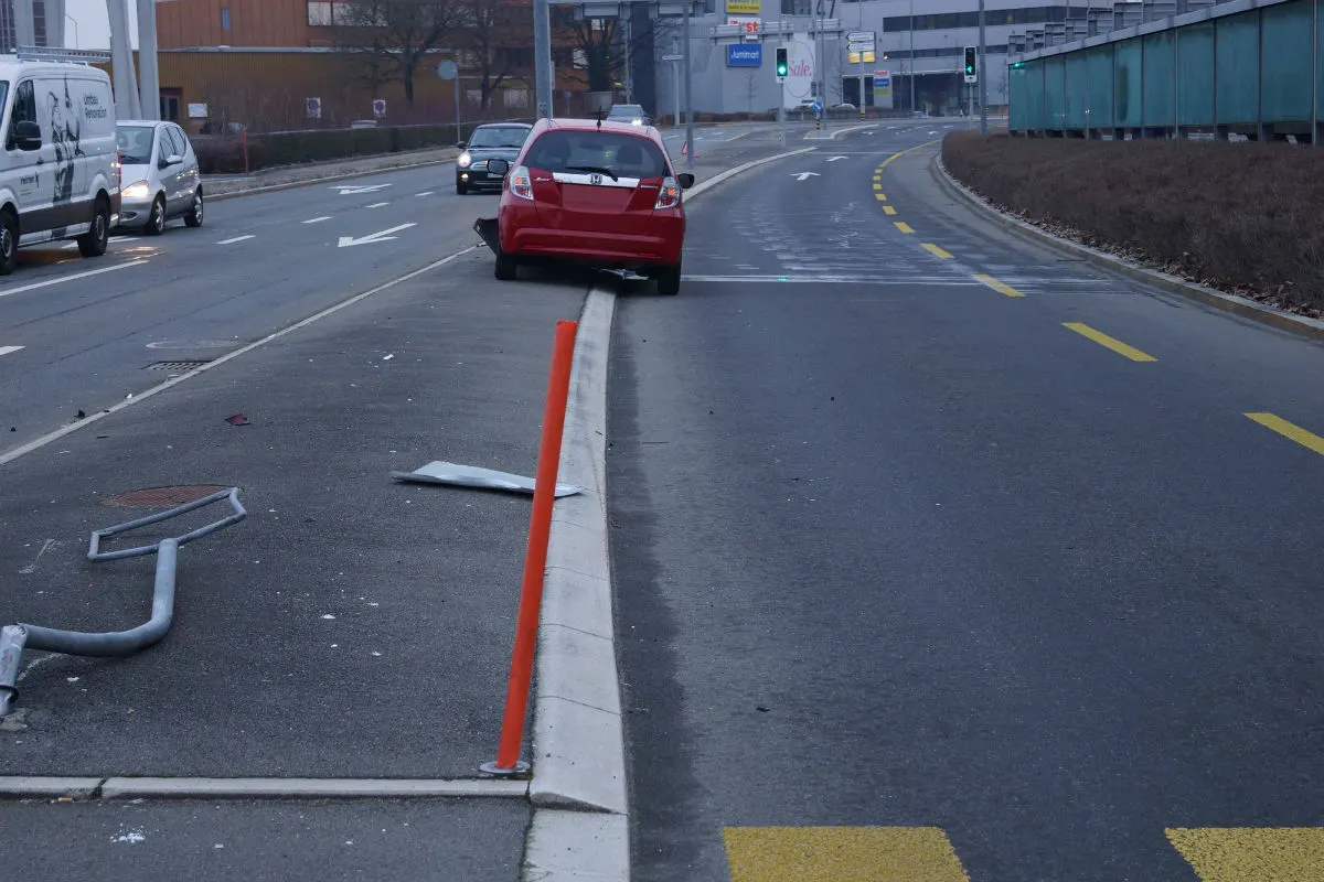 Steinhausen ZG - Verkehrssignal umgefahren und in Kandelaber geprallt