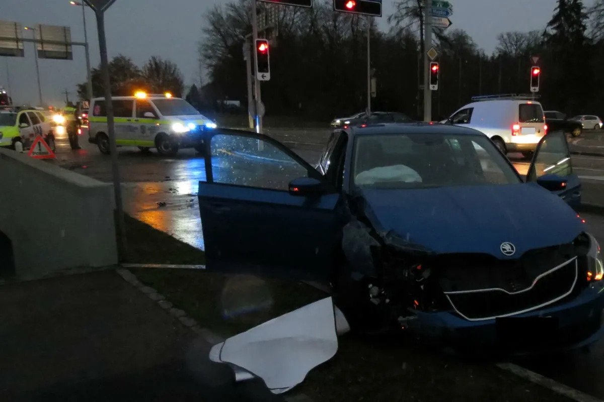 Rheinfelden AG - Auto kracht in Mauer