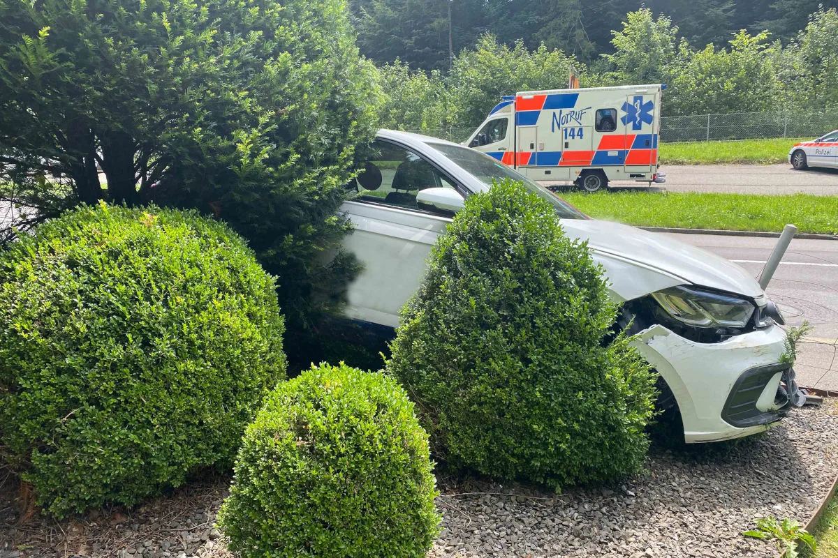 Unfall in Neuägeri ZG – Lenkerin prallt gegen Gartenzaun